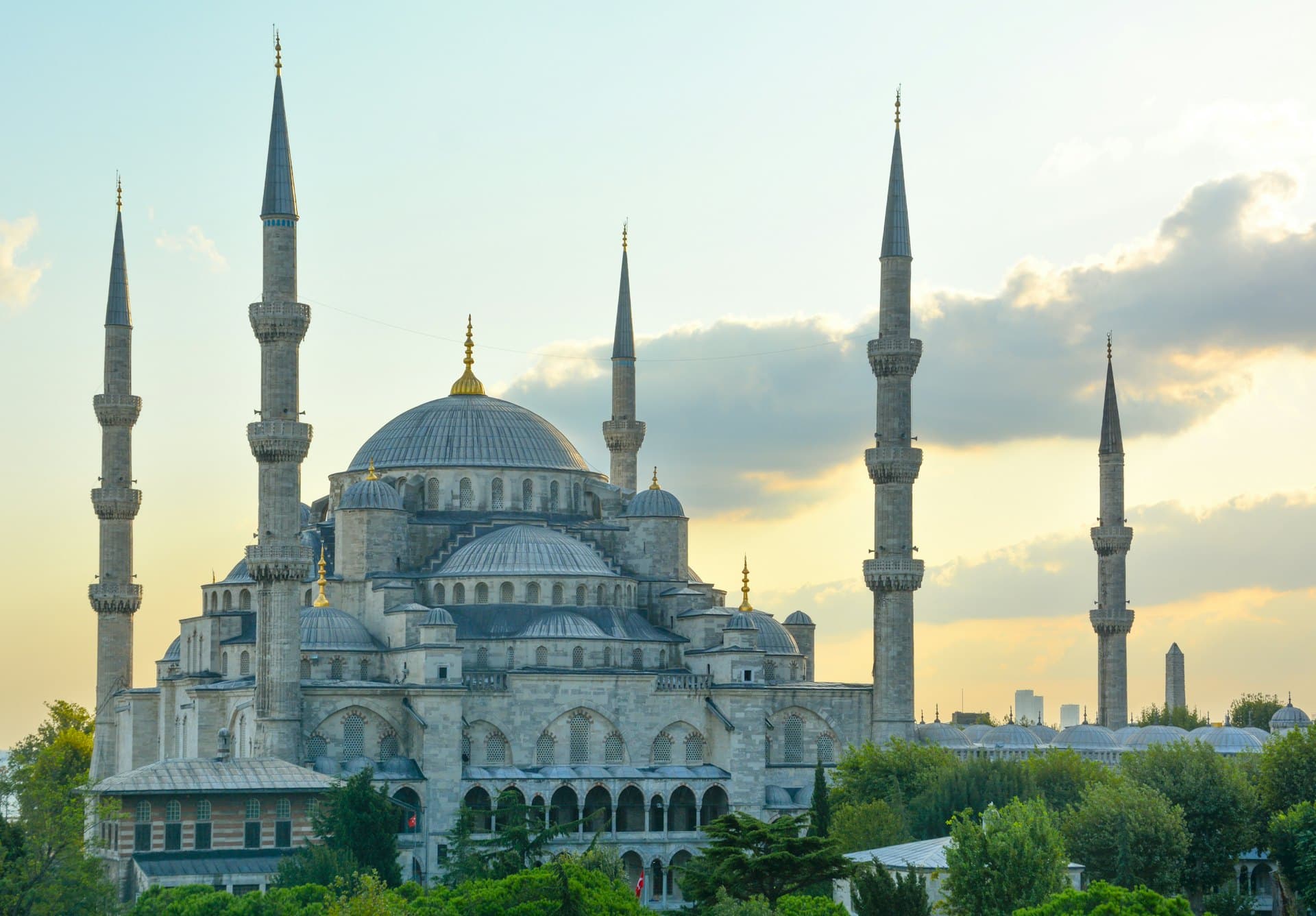 Gün batımında İstanbul'un tarihi silüeti — Sultanahmet Camii (temsilî).