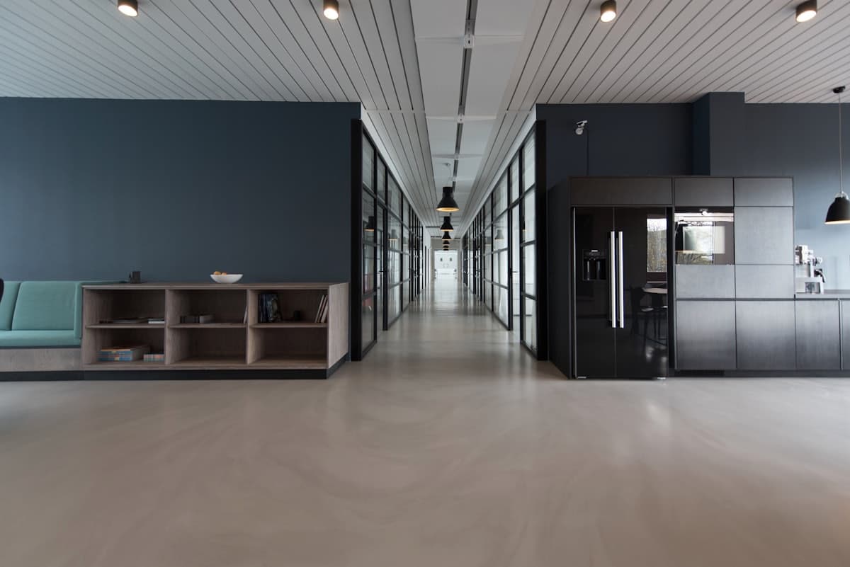 Aydınlık, modern bir ofis iç mekânı ve koridoru (temsilî).